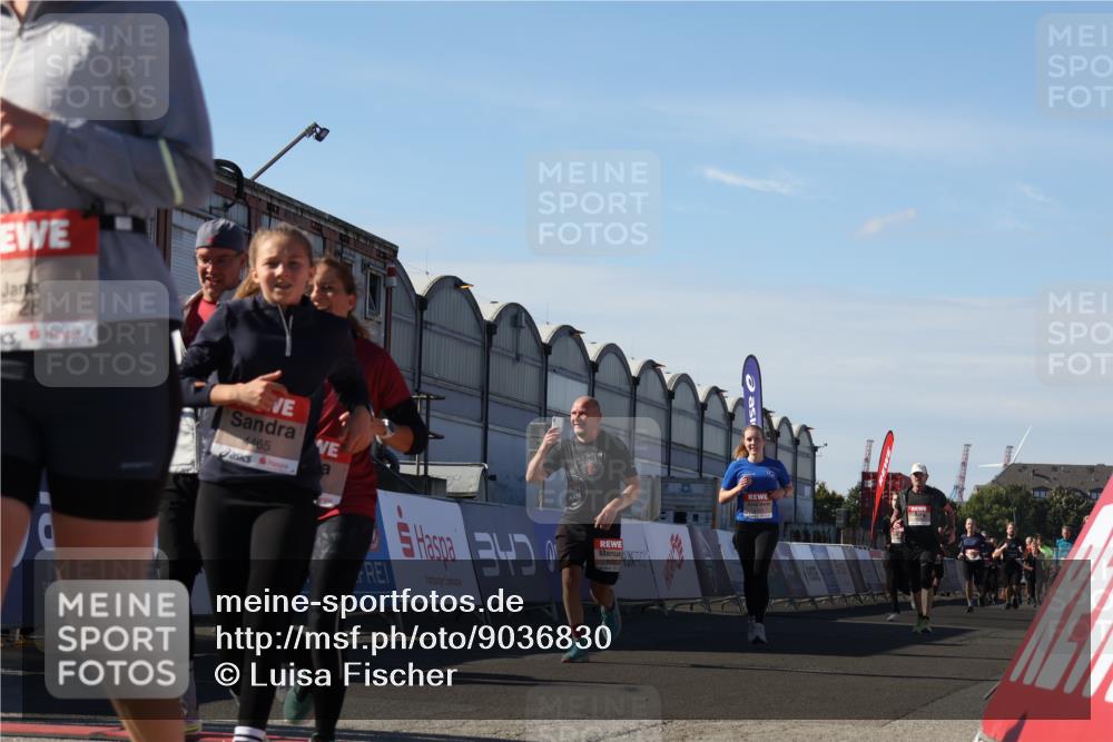 03.10.2025 - Köhlbrandbrückenlauf Luisa Fischer http://msf.ph/oto/9036830 03.10.2025 13:23:50 Ziel 4285, 4465, 4743, 4918, 5081, 5093, 5397, 5431, 5742, 5855, 6728 meine-sportfotos.de