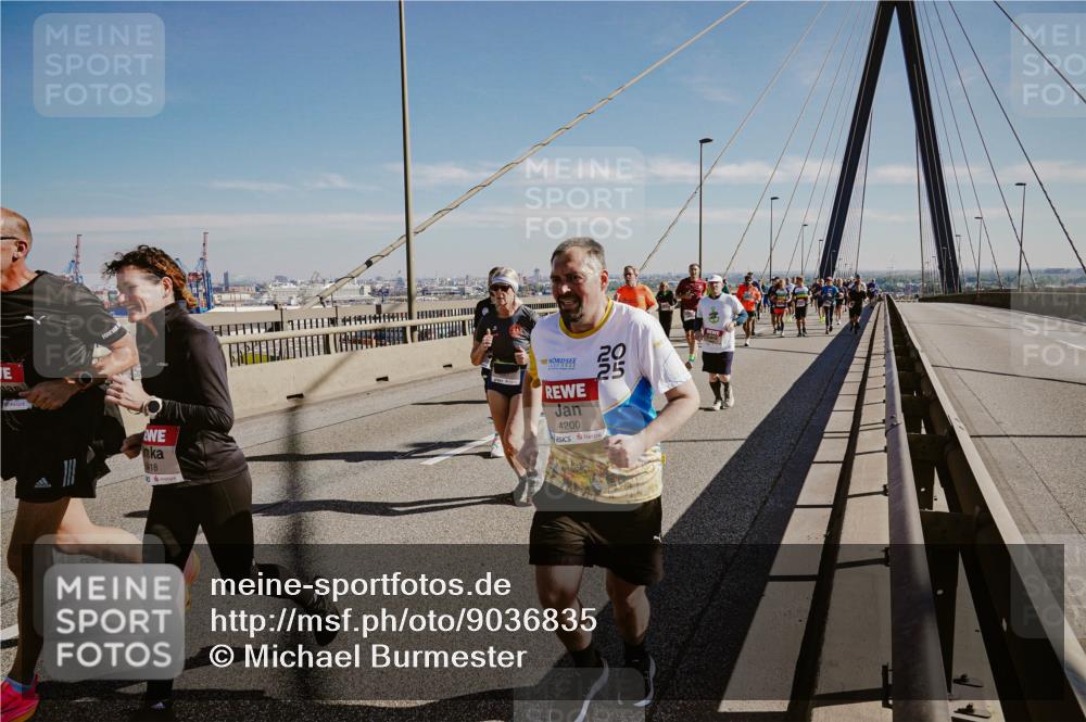 03.10.2025 - Köhlbrandbrückenlauf Michael Burmester http://msf.ph/oto/9036835 03.10.2025 12:29:33 Position 1 18, 2025, 4200, 25 meine-sportfotos.de