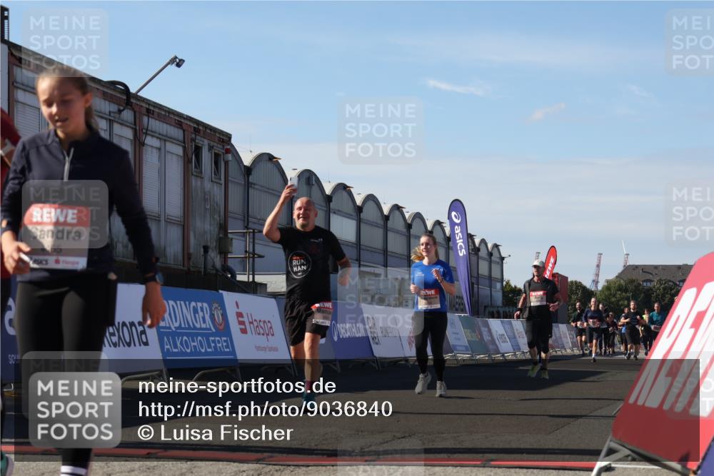 03.10.2025 - Köhlbrandbrückenlauf Luisa Fischer http://msf.ph/oto/9036840 03.10.2025 13:23:51 Ziel 4285, 4465, 4743, 4918, 5081, 5093, 5397, 5431, 5709, 5742, 5855, 6728 meine-sportfotos.de