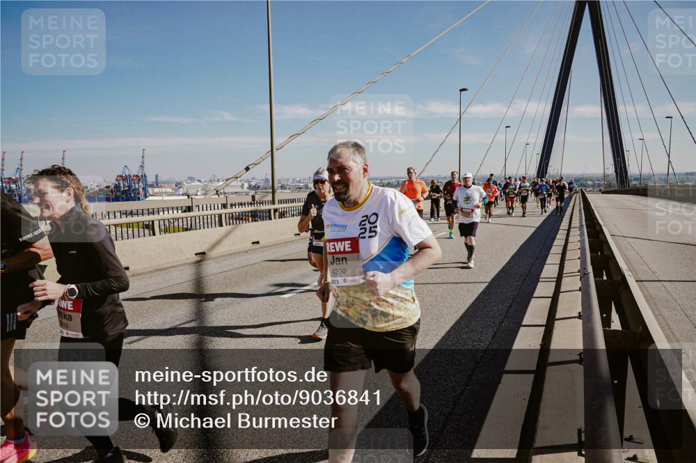 03.10.2025 - Köhlbrandbrückenlauf Michael Burmester http://msf.ph/oto/9036841 03.10.2025 12:29:33 Position 1 45 meine-sportfotos.de
