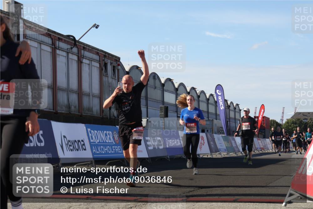 03.10.2025 - Köhlbrandbrückenlauf Luisa Fischer http://msf.ph/oto/9036846 03.10.2025 13:23:51 Ziel 4285, 4465, 4743, 4918, 5081, 5093, 5397, 5431, 5709, 5742, 5855, 6728 meine-sportfotos.de
