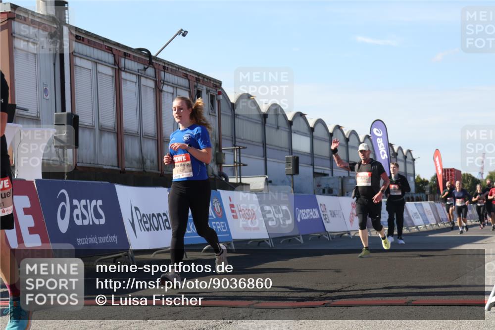 03.10.2025 - Köhlbrandbrückenlauf Luisa Fischer http://msf.ph/oto/9036860 03.10.2025 13:23:53 Ziel 4285, 4465, 4647, 4918, 5081, 5093, 5361, 5431, 5709, 5742, 6728 meine-sportfotos.de