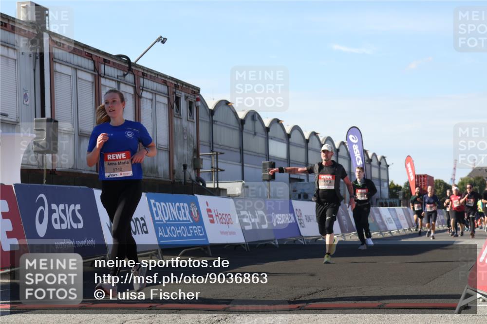 03.10.2025 - Köhlbrandbrückenlauf Luisa Fischer http://msf.ph/oto/9036863 03.10.2025 13:23:53 Ziel 4285, 4465, 4647, 4918, 5081, 5093, 5361, 5431, 5709, 5742, 6728 meine-sportfotos.de