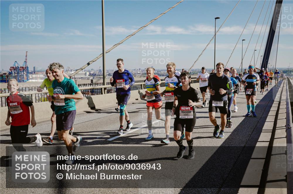 03.10.2025 - Köhlbrandbrückenlauf Michael Burmester http://msf.ph/oto/9036943 03.10.2025 12:29:39 Position 1 5022, 5023, 4885 meine-sportfotos.de