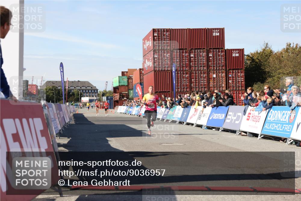 03.10.2025 - Köhlbrandbrückenlauf Lena Gebhardt http://msf.ph/oto/9036957 03.10.2025 12:49:33 Ziel 6482 meine-sportfotos.de
