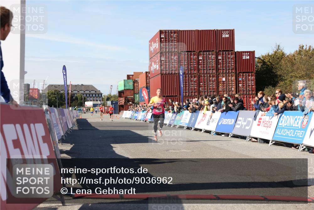 03.10.2025 - Köhlbrandbrückenlauf Lena Gebhardt http://msf.ph/oto/9036962 03.10.2025 12:49:33 Ziel 6482 meine-sportfotos.de