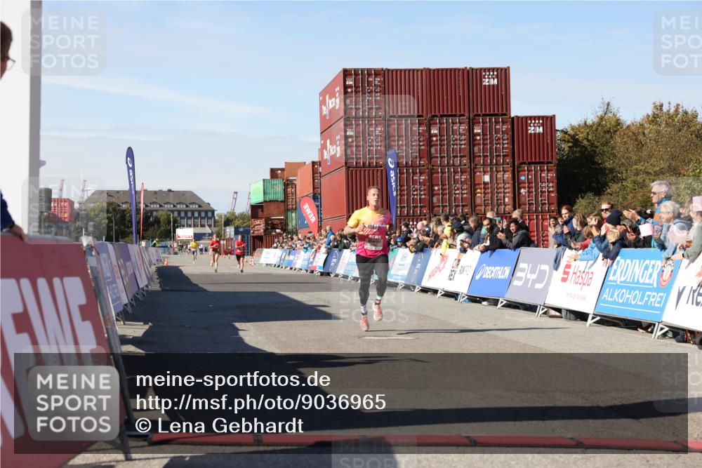 03.10.2025 - Köhlbrandbrückenlauf Lena Gebhardt http://msf.ph/oto/9036965 03.10.2025 12:49:34 Ziel 6482 meine-sportfotos.de