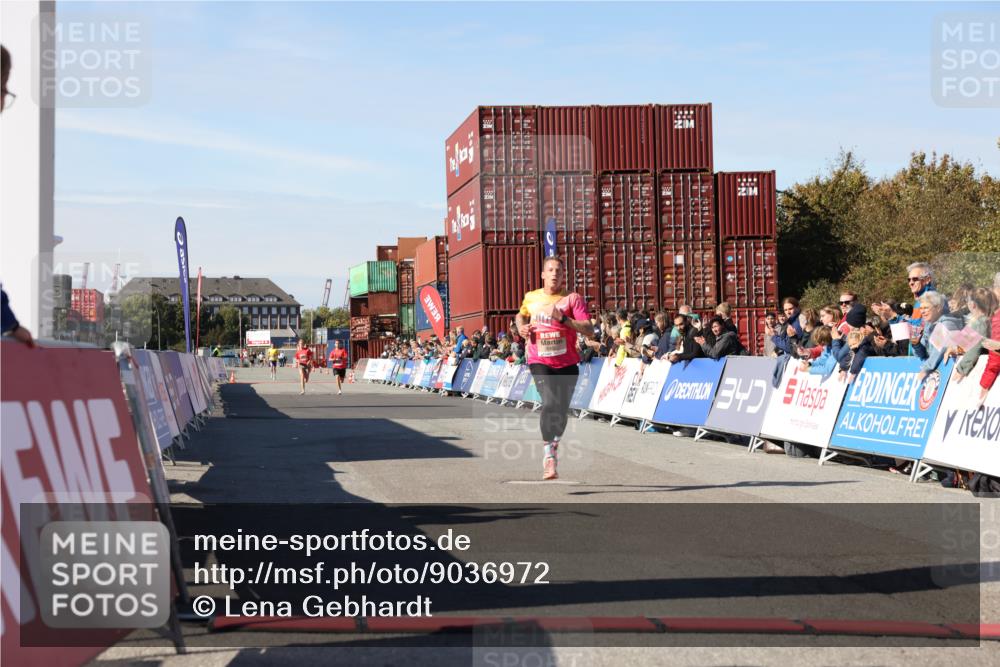 03.10.2025 - Köhlbrandbrückenlauf Lena Gebhardt http://msf.ph/oto/9036972 03.10.2025 12:49:34 Ziel 6482 meine-sportfotos.de