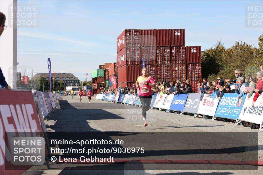 03.10.2025 - Köhlbrandbrückenlauf Lena Gebhardt http://msf.ph/oto/9036975 03.10.2025 12:49:34 Ziel 6482 meine-sportfotos.de