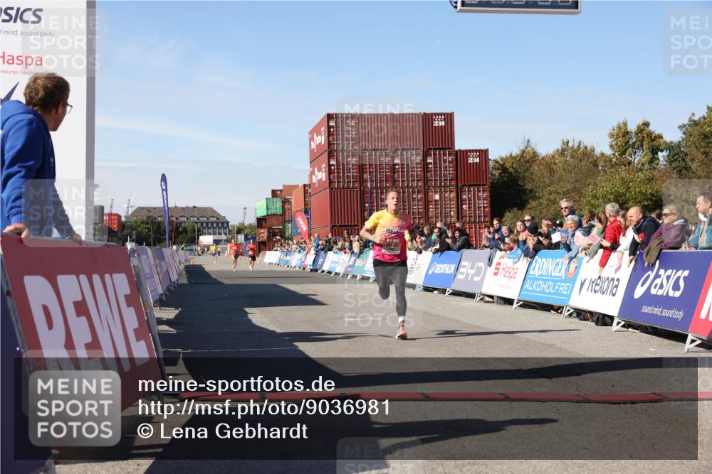 03.10.2025 - Köhlbrandbrückenlauf Lena Gebhardt http://msf.ph/oto/9036981 03.10.2025 12:49:34 Ziel 6482 meine-sportfotos.de