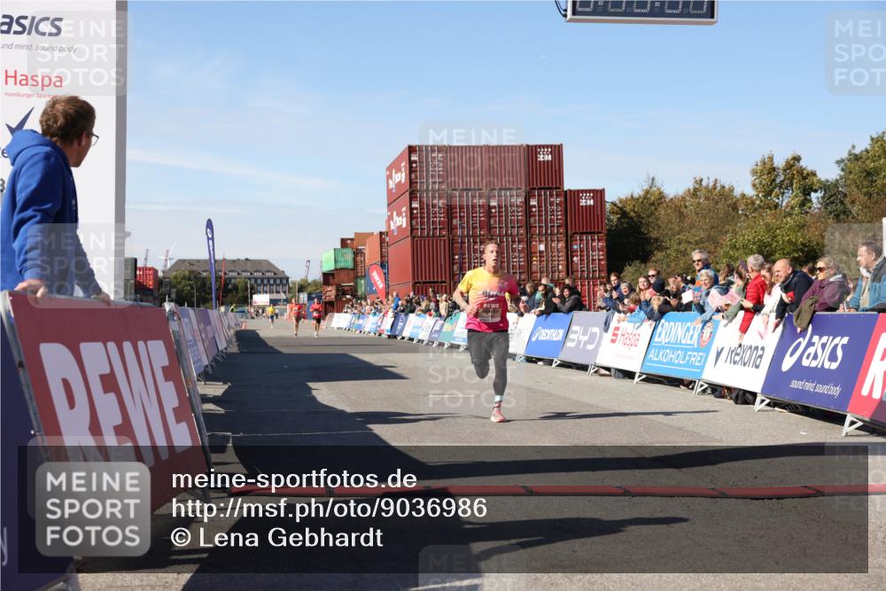 03.10.2025 - Köhlbrandbrückenlauf Lena Gebhardt http://msf.ph/oto/9036986 03.10.2025 12:49:35 Ziel 6482 meine-sportfotos.de