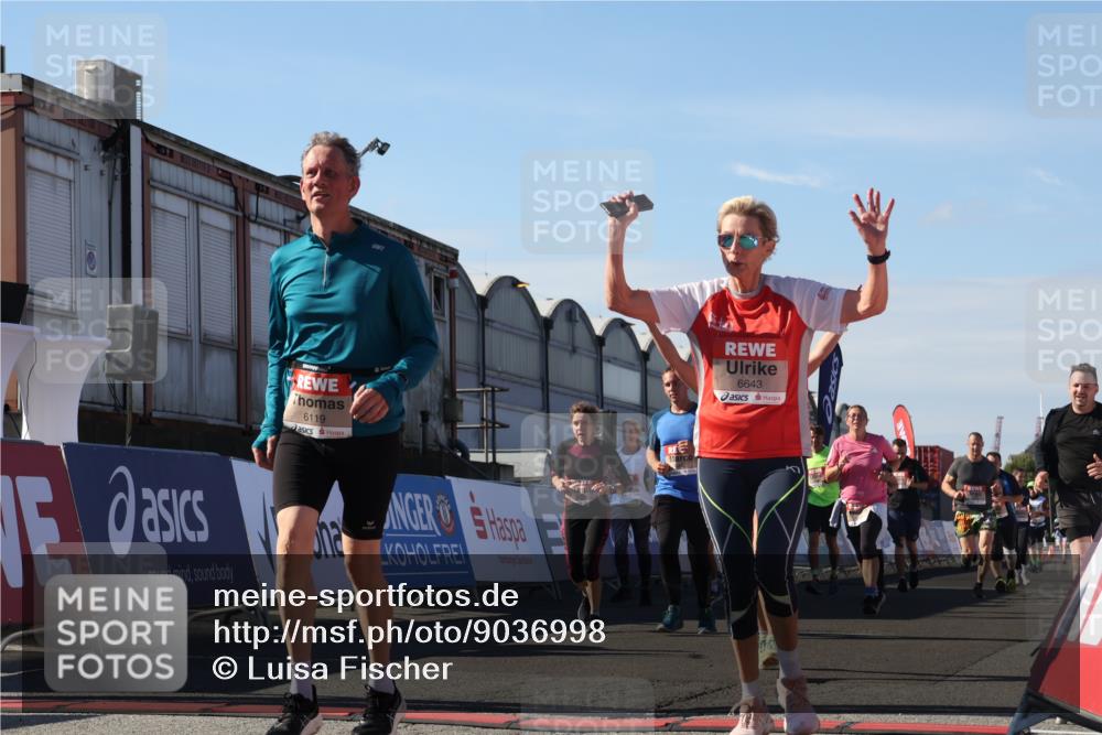 03.10.2025 - Köhlbrandbrückenlauf Luisa Fischer http://msf.ph/oto/9036998 03.10.2025 13:24:08 Ziel 4442, 4529, 4647, 4657, 4698, 4942, 5106, 5321, 5350, 5361, 5387, 5389, 5419, 5432, 5986, 6119, 6168, 6169, 6442, 6443, 6557, 6643, 6701 meine-sportfotos.de