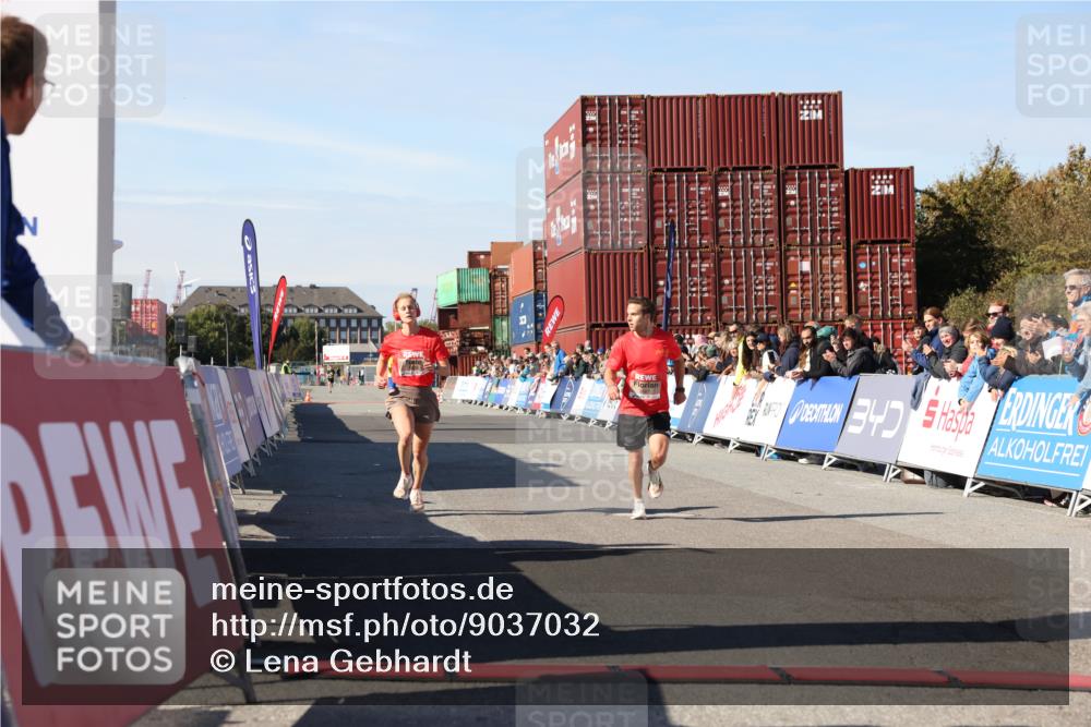 03.10.2025 - Köhlbrandbrückenlauf Lena Gebhardt http://msf.ph/oto/9037032 03.10.2025 12:49:43 Ziel 5687, 5688, 6253, 6482 meine-sportfotos.de