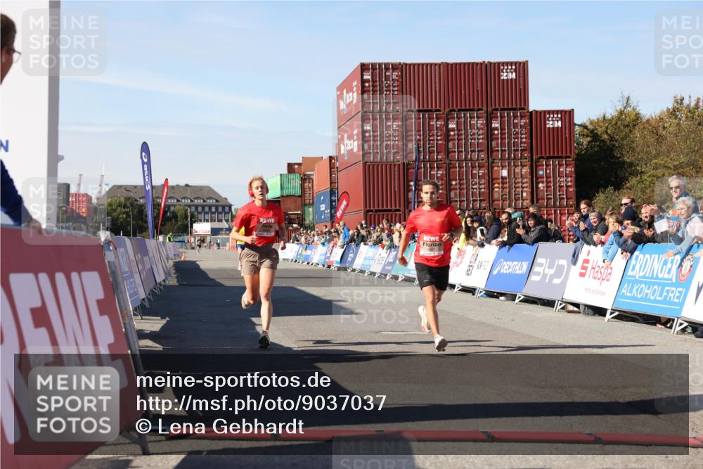 03.10.2025 - Köhlbrandbrückenlauf Lena Gebhardt http://msf.ph/oto/9037037 03.10.2025 12:49:44 Ziel 5687, 5688, 6253, 6482 meine-sportfotos.de