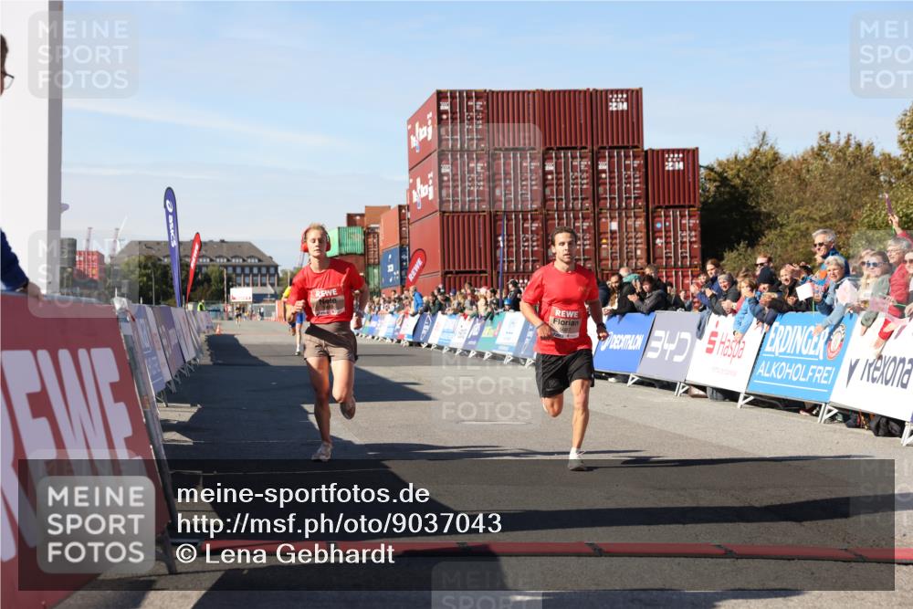 03.10.2025 - Köhlbrandbrückenlauf Lena Gebhardt http://msf.ph/oto/9037043 03.10.2025 12:49:44 Ziel 5687, 5688, 6253, 6482 meine-sportfotos.de