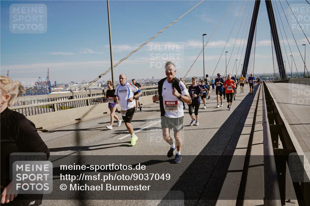 03.10.2025 - Köhlbrandbrückenlauf Michael Burmester http://msf.ph/oto/9037049 03.10.2025 12:29:43 Position 1 44 meine-sportfotos.de