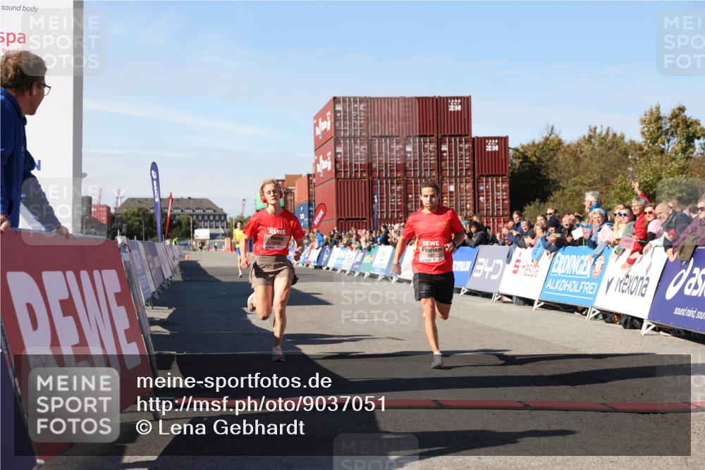 03.10.2025 - Köhlbrandbrückenlauf Lena Gebhardt http://msf.ph/oto/9037051 03.10.2025 12:49:45 Ziel 5687, 5688, 6253, 6482 meine-sportfotos.de