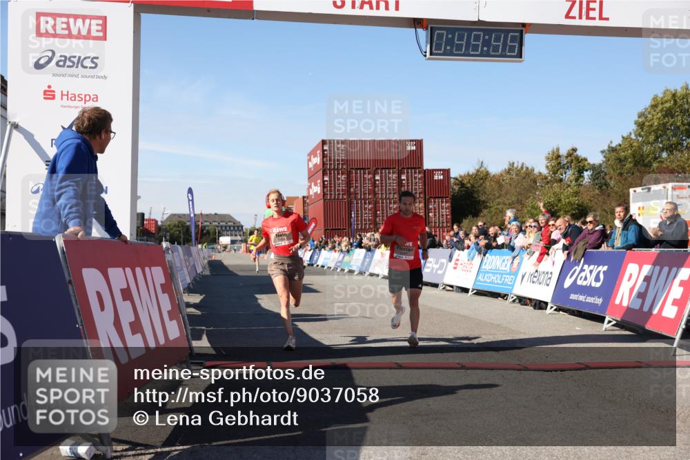 03.10.2025 - Köhlbrandbrückenlauf Lena Gebhardt http://msf.ph/oto/9037058 03.10.2025 12:49:45 Ziel 5687, 5688, 6253, 6482 meine-sportfotos.de