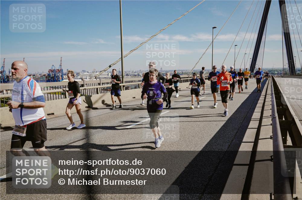 03.10.2025 - Köhlbrandbrückenlauf Michael Burmester http://msf.ph/oto/9037060 03.10.2025 12:29:45 Position 1 4367 meine-sportfotos.de