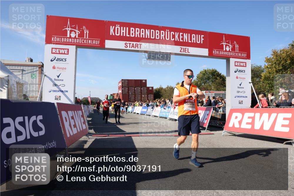 03.10.2025 - Köhlbrandbrückenlauf Lena Gebhardt http://msf.ph/oto/9037191 03.10.2025 13:14:11 Ziel 4313, 4437, 4569, 4641, 4728, 4785, 4809, 4888, 5727, 6318, 6327, 6418, 6735 meine-sportfotos.de