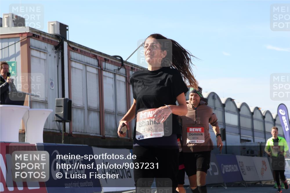 03.10.2025 - Köhlbrandbrückenlauf Luisa Fischer http://msf.ph/oto/9037231 03.10.2025 13:24:39 Ziel 4535, 4786, 4810, 5394, 6039, 6113, 6114, 6149, 6150, 6198, 6210, 6211, 6551 meine-sportfotos.de