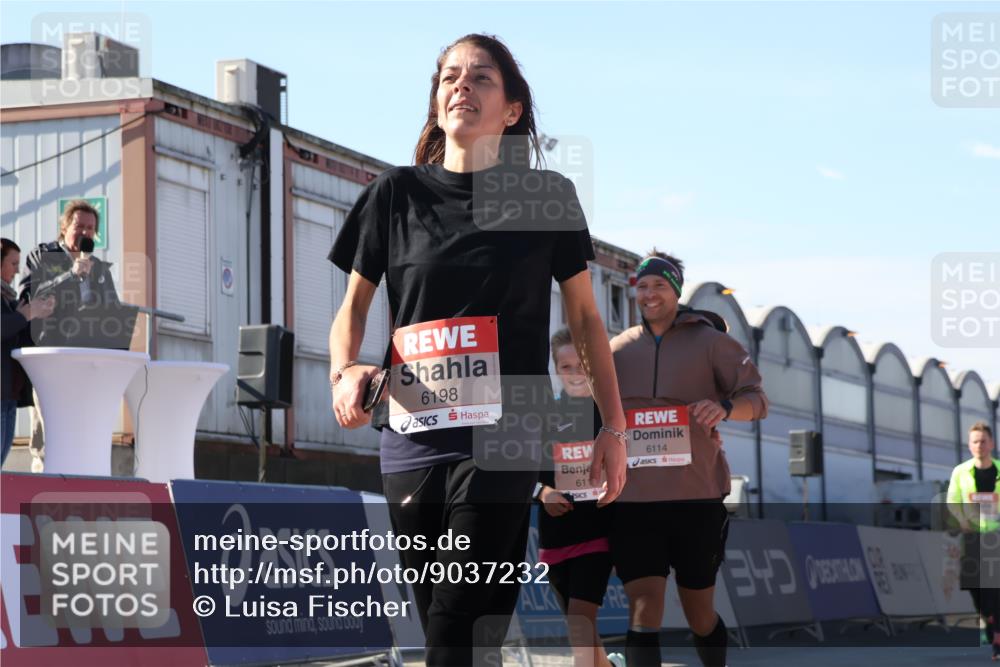 03.10.2025 - Köhlbrandbrückenlauf Luisa Fischer http://msf.ph/oto/9037232 03.10.2025 13:24:40 Ziel 4535, 4786, 4810, 5394, 6039, 6113, 6114, 6149, 6150, 6198, 6210, 6211, 6473, 6551, 6598, 6599 meine-sportfotos.de