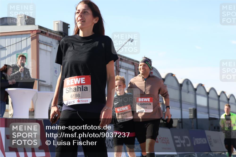 03.10.2025 - Köhlbrandbrückenlauf Luisa Fischer http://msf.ph/oto/9037237 03.10.2025 13:24:40 Ziel 4535, 4786, 4810, 5394, 6039, 6113, 6114, 6149, 6150, 6198, 6210, 6211, 6473, 6551, 6598, 6599 meine-sportfotos.de