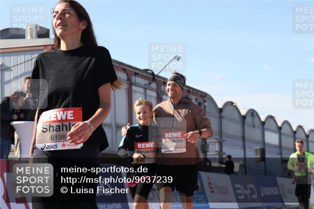 03.10.2025 - Köhlbrandbrückenlauf Luisa Fischer http://msf.ph/oto/9037239 03.10.2025 13:24:40 Ziel 4535, 4786, 4810, 5394, 6039, 6113, 6114, 6149, 6150, 6198, 6210, 6211, 6473, 6551, 6598, 6599 meine-sportfotos.de