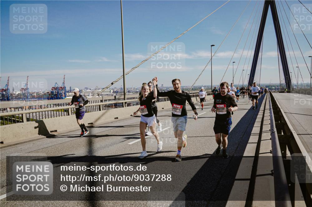 03.10.2025 - Köhlbrandbrückenlauf Michael Burmester http://msf.ph/oto/9037288 03.10.2025 12:30:03 Position 1 448 meine-sportfotos.de