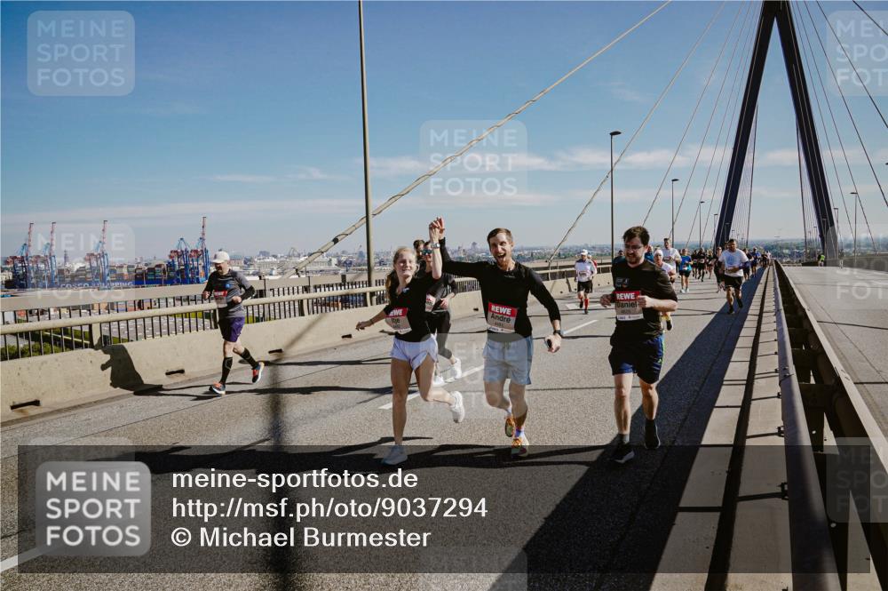 03.10.2025 - Köhlbrandbrückenlauf Michael Burmester http://msf.ph/oto/9037294 03.10.2025 12:30:03 Position 1  meine-sportfotos.de