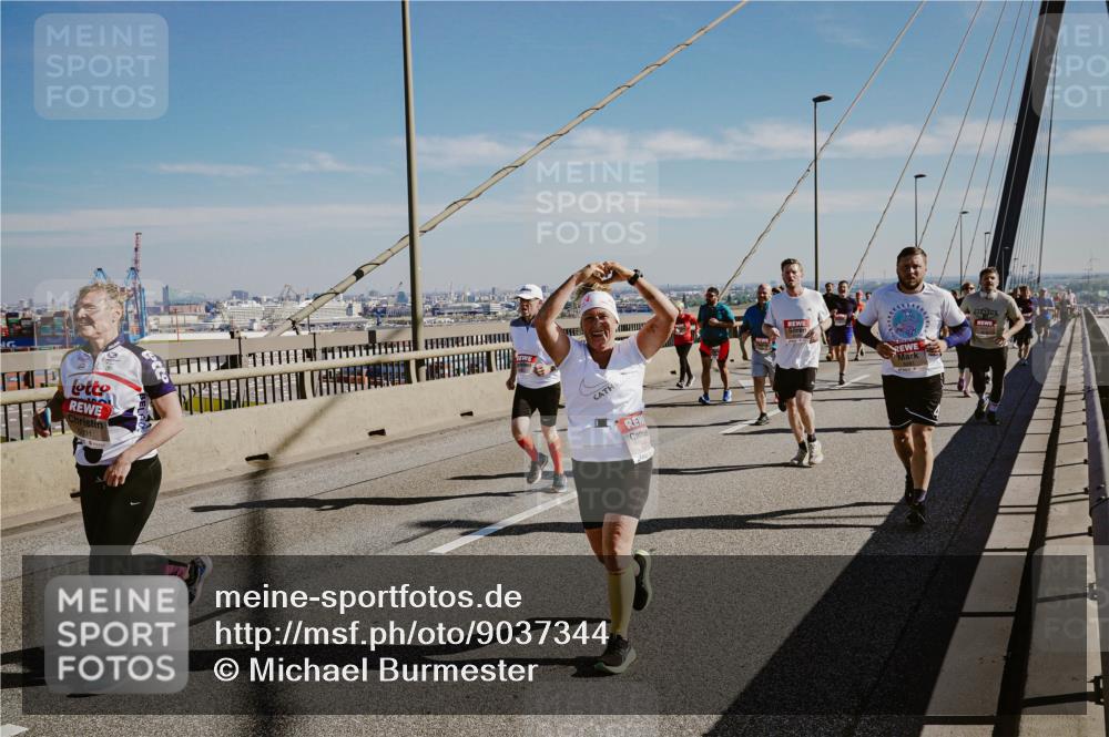 03.10.2025 - Köhlbrandbrückenlauf Michael Burmester http://msf.ph/oto/9037344 03.10.2025 12:30:06 Position 1  meine-sportfotos.de