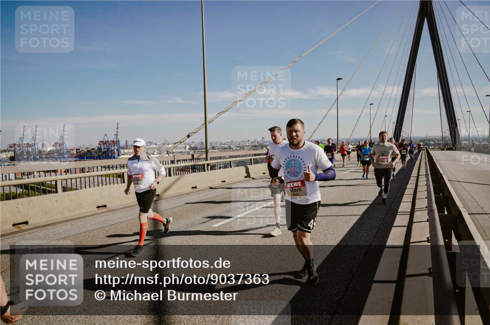 03.10.2025 - Köhlbrandbrückenlauf Michael Burmester http://msf.ph/oto/9037363 03.10.2025 12:30:08 Position 1  meine-sportfotos.de