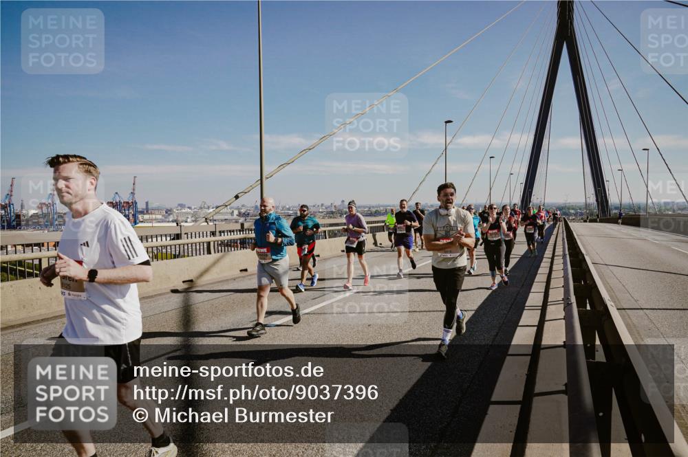 03.10.2025 - Köhlbrandbrückenlauf Michael Burmester http://msf.ph/oto/9037396 03.10.2025 12:30:09 Position 1 6125 meine-sportfotos.de