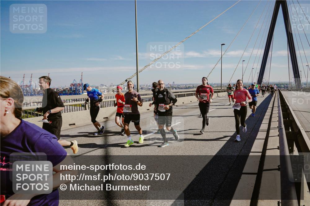 03.10.2025 - Köhlbrandbrückenlauf Michael Burmester http://msf.ph/oto/9037507 03.10.2025 12:30:14 Position 1  meine-sportfotos.de