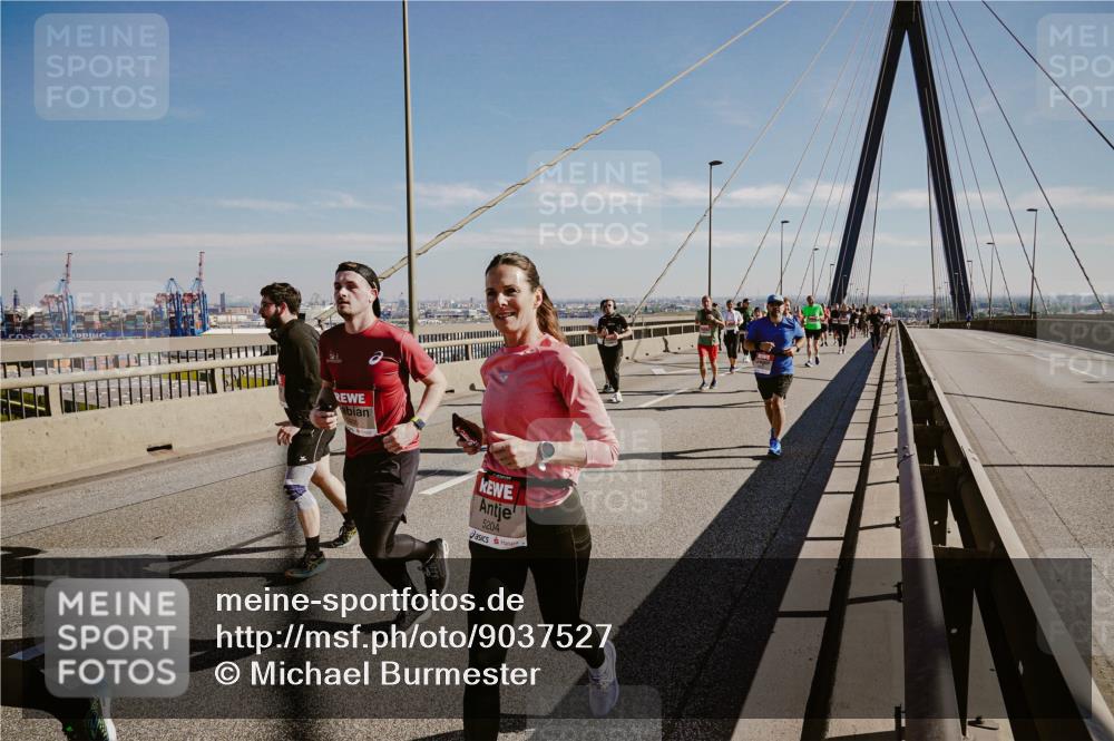 03.10.2025 - Köhlbrandbrückenlauf Michael Burmester http://msf.ph/oto/9037527 03.10.2025 12:30:16 Position 1 5204 meine-sportfotos.de
