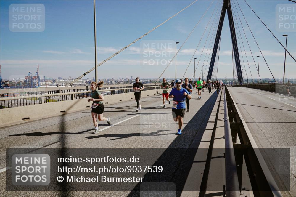 03.10.2025 - Köhlbrandbrückenlauf Michael Burmester http://msf.ph/oto/9037539 03.10.2025 12:30:17 Position 1  meine-sportfotos.de