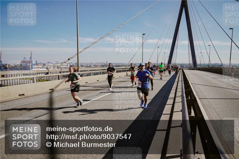 03.10.2025 - Köhlbrandbrückenlauf Michael Burmester http://msf.ph/oto/9037547 03.10.2025 12:30:17 Position 1  meine-sportfotos.de