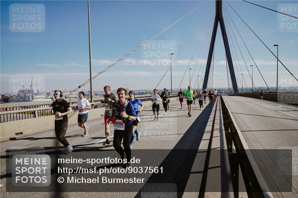 03.10.2025 - Köhlbrandbrückenlauf Michael Burmester http://msf.ph/oto/9037561 03.10.2025 12:30:19 Position 1 5037 meine-sportfotos.de