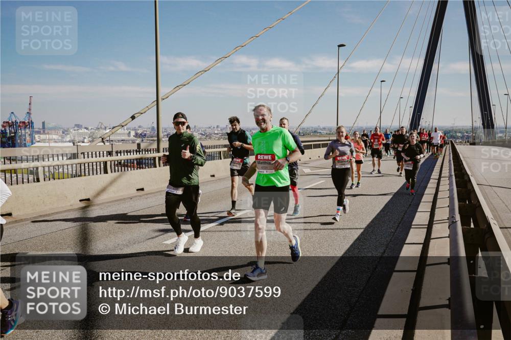 03.10.2025 - Köhlbrandbrückenlauf Michael Burmester http://msf.ph/oto/9037599 03.10.2025 12:30:22 Position 1 4721 meine-sportfotos.de