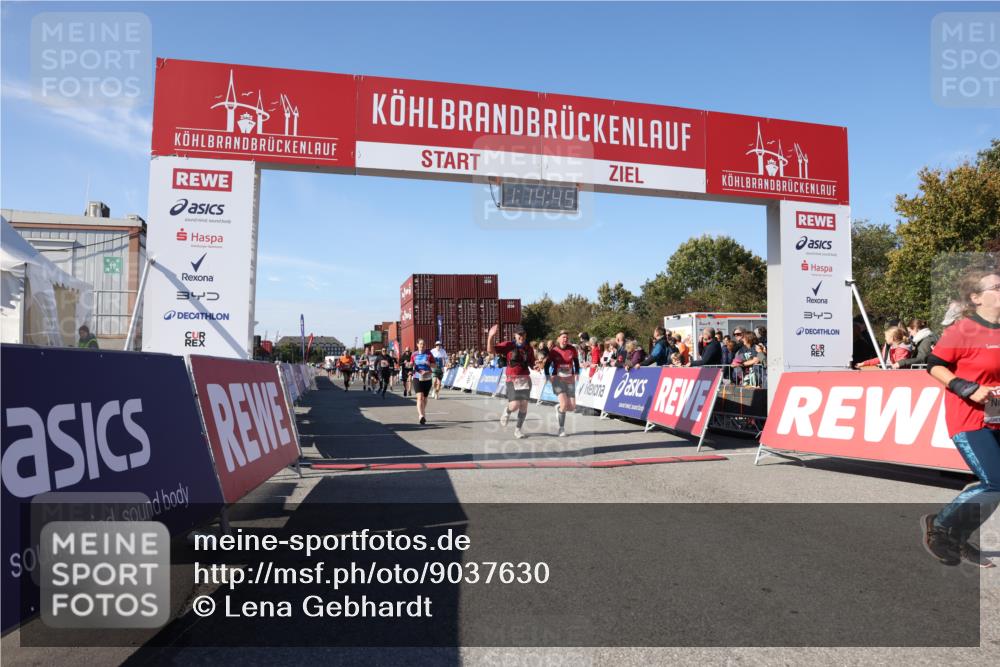 03.10.2025 - Köhlbrandbrückenlauf Lena Gebhardt http://msf.ph/oto/9037630 03.10.2025 13:14:45 Ziel 4202, 4224, 4424, 4509, 4533, 4684, 4692, 4788, 4869, 4890, 5249, 5525, 5535, 5682, 5686, 5711, 5760, 5761, 5814, 6316, 6344, 6448, 6849 meine-sportfotos.de