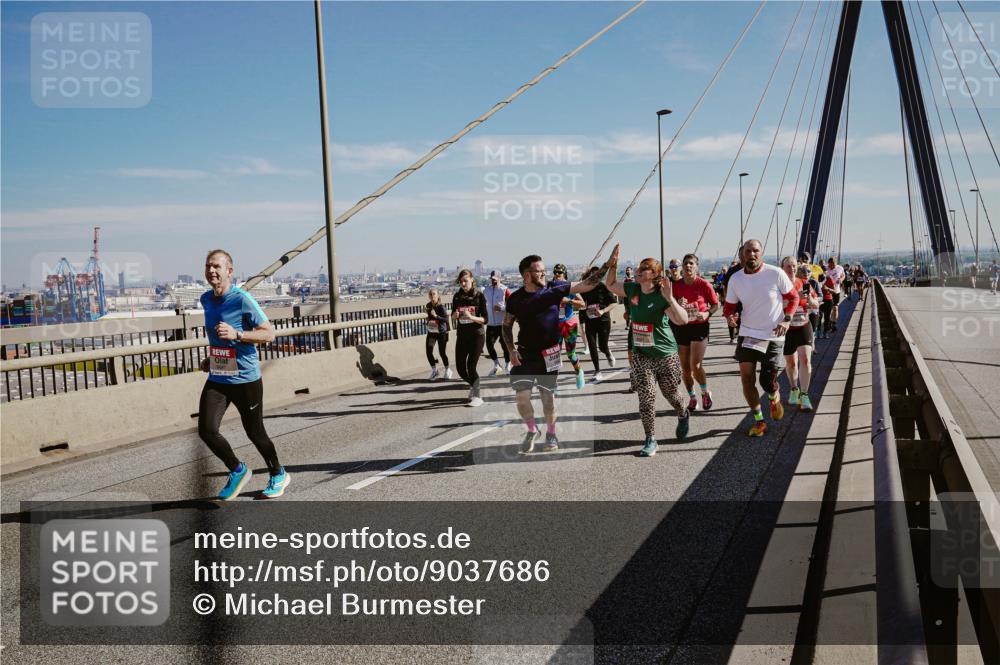 03.10.2025 - Köhlbrandbrückenlauf Michael Burmester http://msf.ph/oto/9037686 03.10.2025 12:30:30 Position 1  meine-sportfotos.de