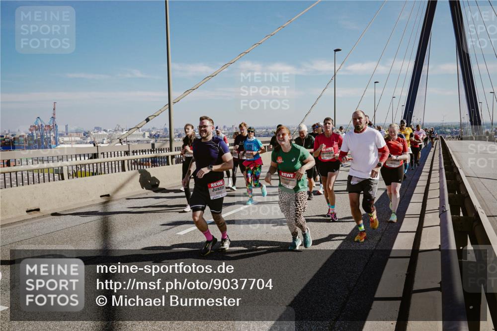 03.10.2025 - Köhlbrandbrückenlauf Michael Burmester http://msf.ph/oto/9037704 03.10.2025 12:30:31 Position 1  meine-sportfotos.de