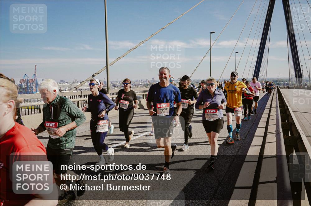 03.10.2025 - Köhlbrandbrückenlauf Michael Burmester http://msf.ph/oto/9037748 03.10.2025 12:30:33 Position 1 5647, 4379, 838 meine-sportfotos.de