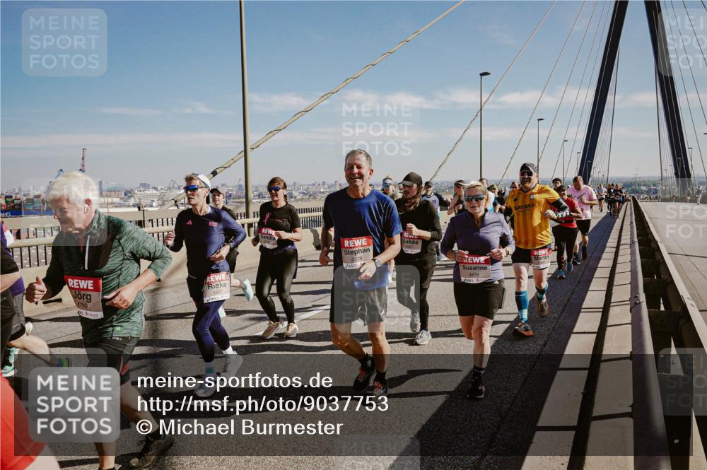 03.10.2025 - Köhlbrandbrückenlauf Michael Burmester http://msf.ph/oto/9037753 03.10.2025 12:30:33 Position 1 5647, 4790, 4379, 4838 meine-sportfotos.de