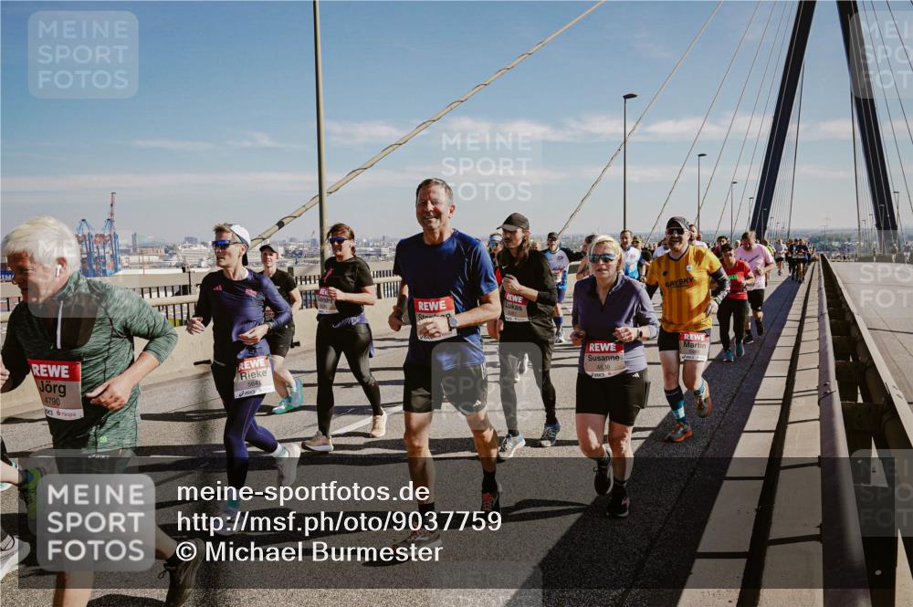 03.10.2025 - Köhlbrandbrückenlauf Michael Burmester http://msf.ph/oto/9037759 03.10.2025 12:30:33 Position 1 4790, 5647, 4838 meine-sportfotos.de