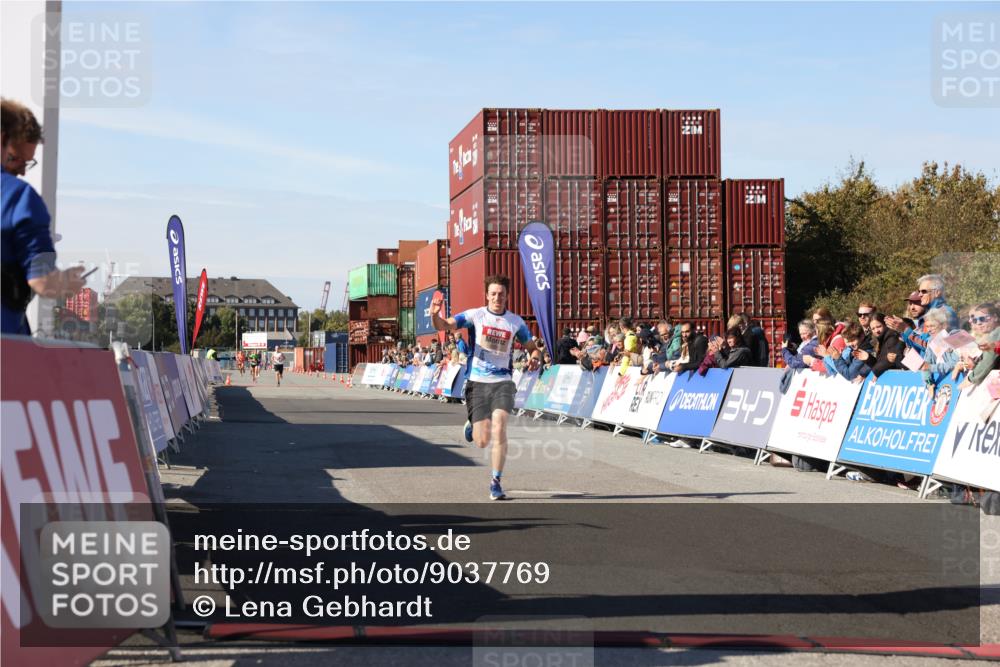 03.10.2025 - Köhlbrandbrückenlauf Lena Gebhardt http://msf.ph/oto/9037769 03.10.2025 12:52:17 Ziel 4301 meine-sportfotos.de