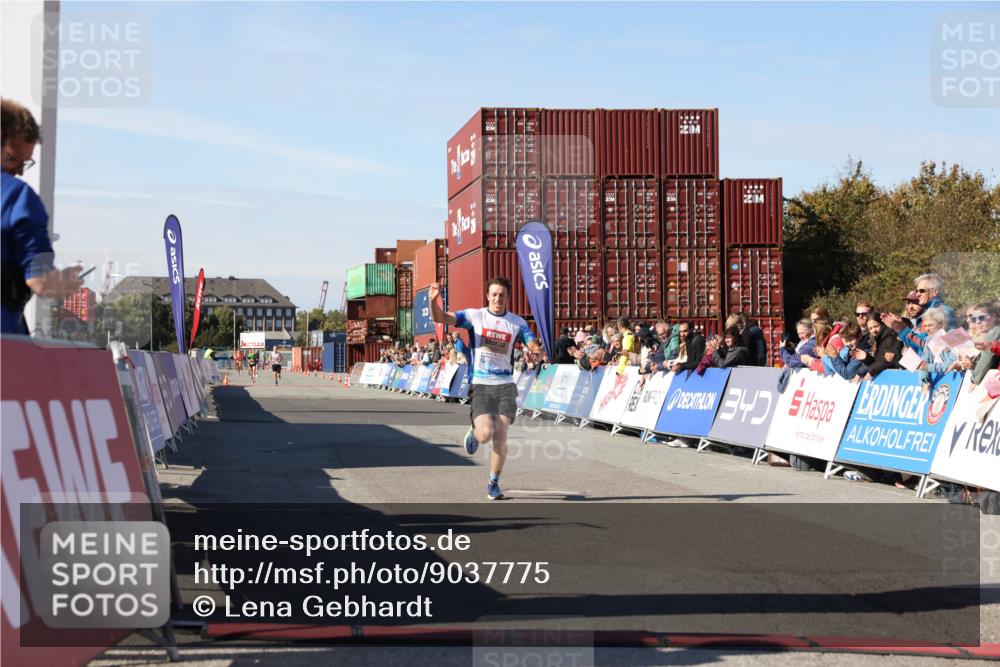 03.10.2025 - Köhlbrandbrückenlauf Lena Gebhardt http://msf.ph/oto/9037775 03.10.2025 12:52:17 Ziel 4301 meine-sportfotos.de