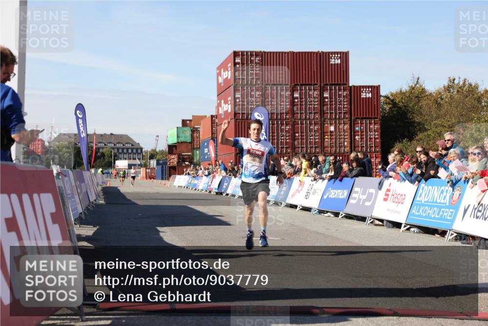 03.10.2025 - Köhlbrandbrückenlauf Lena Gebhardt http://msf.ph/oto/9037779 03.10.2025 12:52:18 Ziel 4301 meine-sportfotos.de