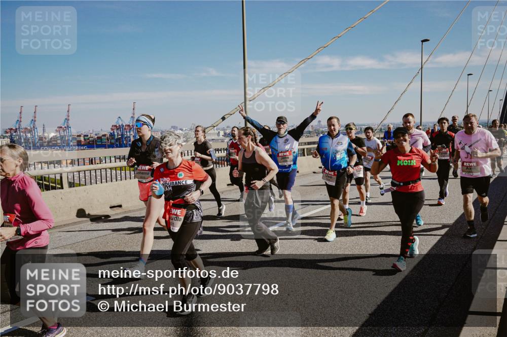 03.10.2025 - Köhlbrandbrückenlauf Michael Burmester http://msf.ph/oto/9037798 03.10.2025 12:30:36 Position 1  meine-sportfotos.de