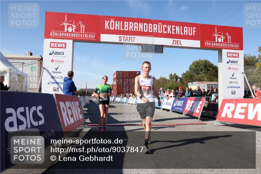 03.10.2025 - Köhlbrandbrückenlauf Lena Gebhardt http://msf.ph/oto/9037847 03.10.2025 12:52:38 Ziel 4013, 4019, 6087, 6625 meine-sportfotos.de